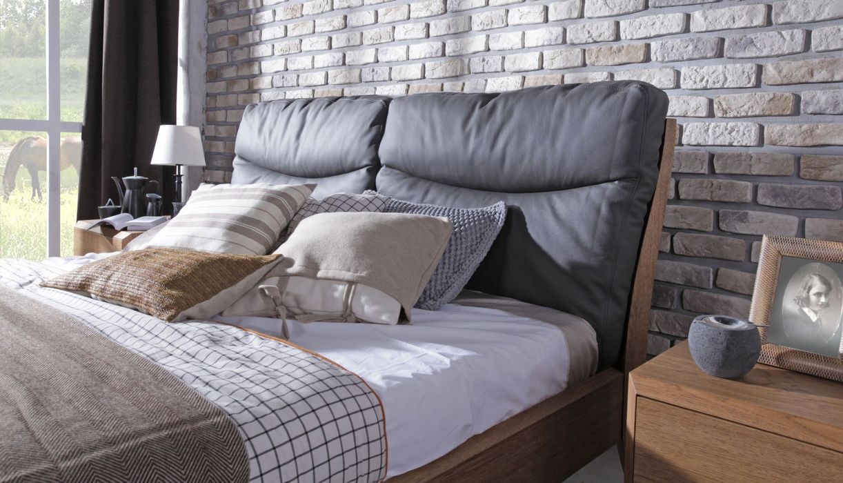 Какую кровать выбрать для спальни - деревянную или с мягкой обивкой?