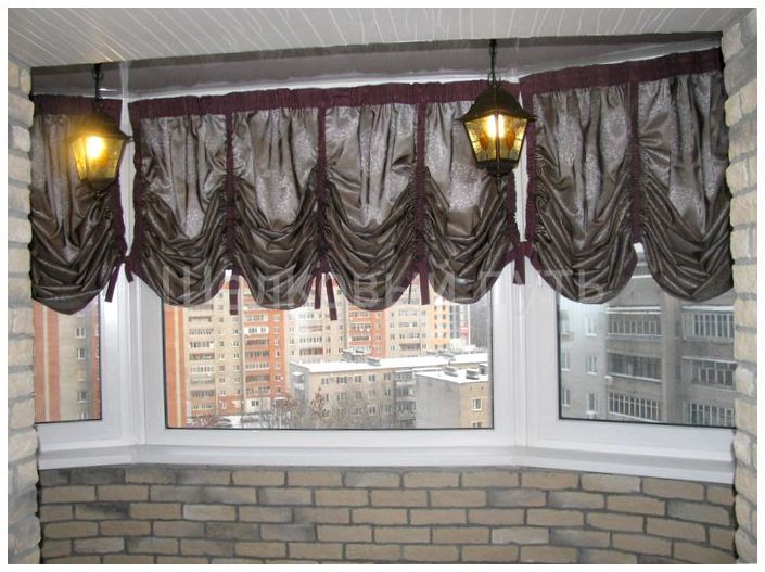 Современные и стильные шторы в интерьере дома: нитяные, рулонные, римские; как подобрать шторы к интерьеру комнаты и цвету обоев?