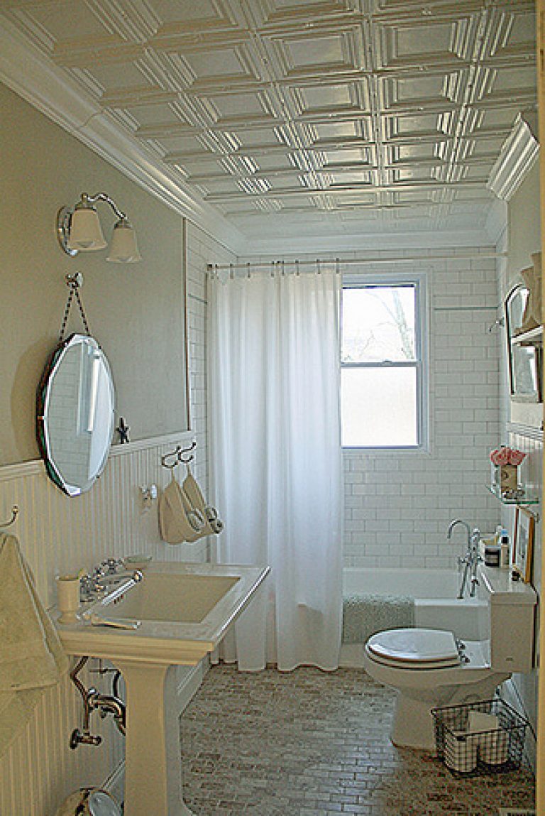 Потолок плитка в ванной комнате. Потолок в ванную комнату. Отделка потолка в ванной. Потолочная плитка в ванной комнате. Плитка на потолке в ванной.