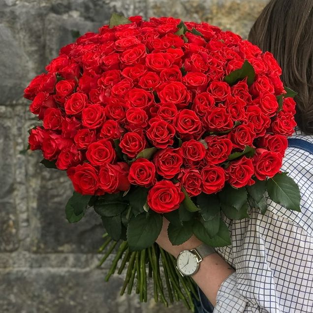 Найкращі букети з 101 трояндою: поради та ідеї